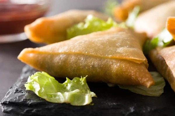 Samsa Samosas Con Carne Verduras Sobre Fondo Negro Comida Tradicional —  Fotos de Stock