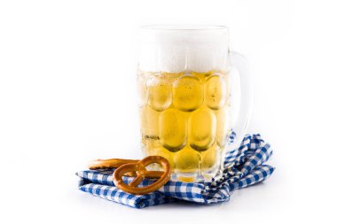 Beyaz arka plan üzerinde izole kavanoz ve kraker Oktoberfest bira.