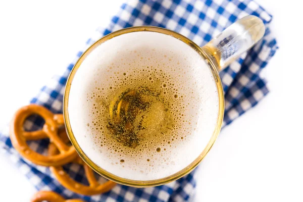 Kavanozda Oktoberfest bira ve beyaz arka plan üzerinde izole simit. Üstte görüntü