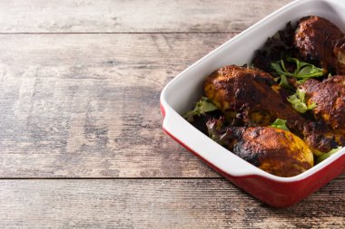 Tahta masada basmati pirinç ile kavrulmuş tandır tavuk. Copyspace