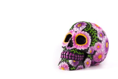 Tipik Meksika kafatası beyaz arka plan üzerine izole boyalı. Kopya alanı. Dia de los muertos.