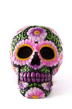 Tipik Meksika kafatası beyaz arka plan üzerine izole boyalı. Dia de los muertos.