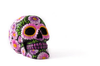 Tipik Meksika kafatası beyaz arka plan üzerine izole boyalı. Kopya alanı. Dia de los muertos.