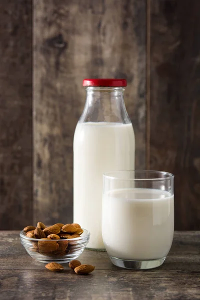 Mandelmilch Glas Und Flasche Auf Holztisch — Stockfoto