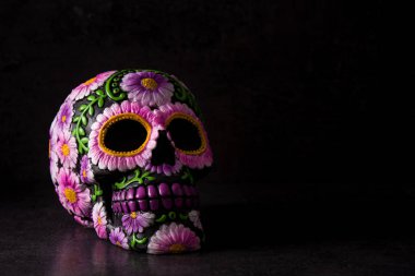 Siyah arka plan üzerine boyanmış tipik Meksika kafatası. Dia de los muertos. Kopyalama alanı