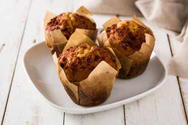 Elma ve tarçın kekler beyaz ahşap masada. Kopyalama alanı