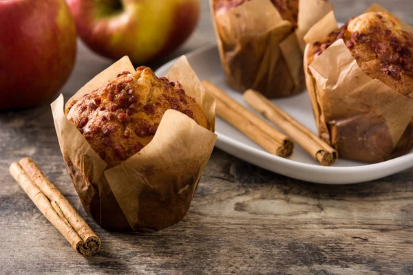 Mele Muffin Alla Cannella Sul Tavolo Legno — Foto Stock