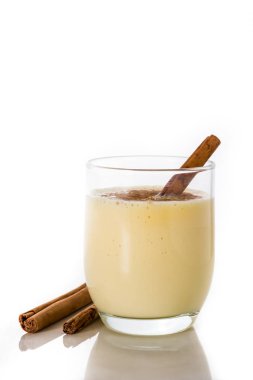 Beyaz arka plan üzerinde izole cam tarçın ile ev yapımı eggnog. Tipik Noel tatlısı. 