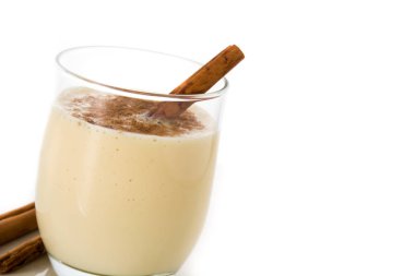 Beyaz arka plan üzerinde izole cam tarçın ile ev yapımı eggnog. Tipik Noel tatlısı. Kopyalama alanı