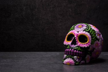 Siyah arka plan üzerine boyanmış tipik Meksika kafatası. Dia de los muertos. Kopyalama alanı