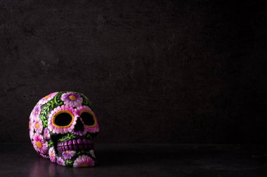 Siyah arka plan üzerine boyanmış tipik Meksika kafatası. Dia de los muertos. Kopyalama alanı