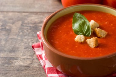 Tahta masa üzerinde kahverengi kase domates çorbası. Kopyalama alanı