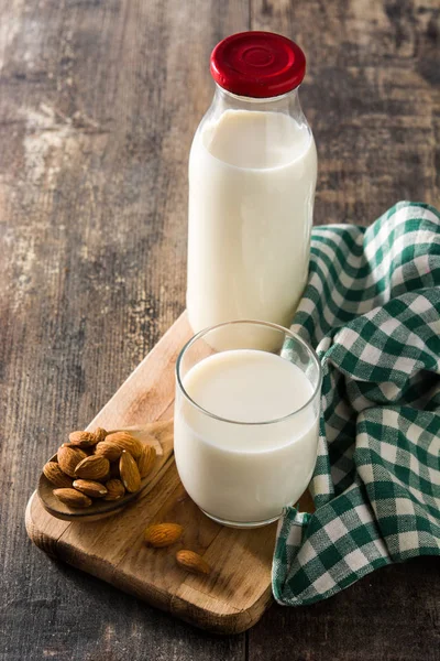 Mandelmilch Glas Und Flasche Auf Holztisch — Stockfoto