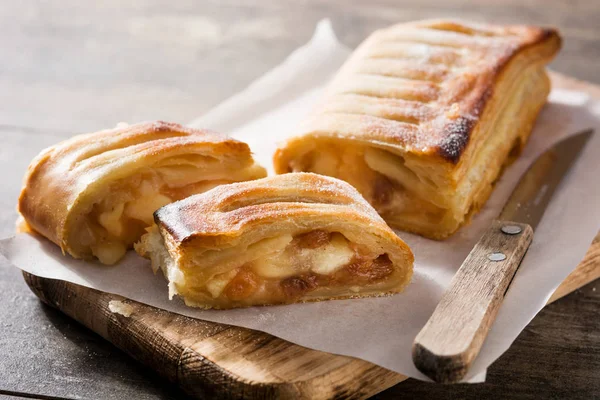 Ahşap Masa Üzerinde Geleneksel Yapımı Elma Strudel — Stok fotoğraf