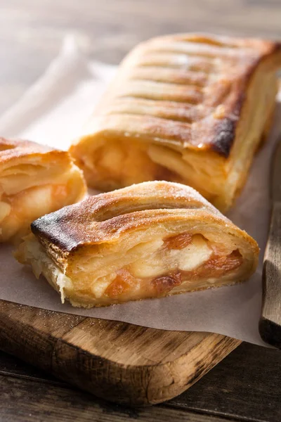 Ahşap Masa Üzerinde Geleneksel Yapımı Elma Strudel — Stok fotoğraf