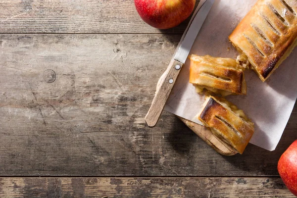 木製のテーブルの上に伝統的な自家製リンゴのシュトルーデル トップビュー スペースのコピー — ストック写真