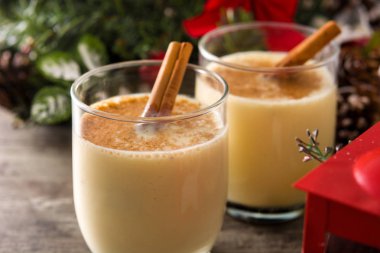 Ahşap masada cam tarçın ile ev yapımı eggnog. Tipik Noel tatlısı. Yakın çekim