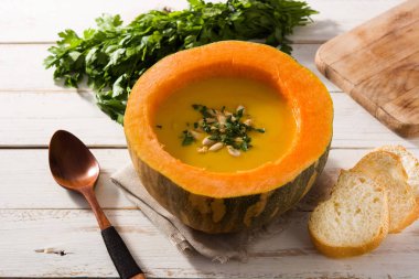 Beyaz tahta masada kabak ve havuç çorbası. Sonbahar yemekleri.