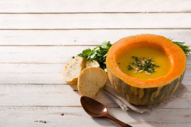 Beyaz tahta masada kabak ve havuç çorbası. Sonbahar yemekleri. Copyspace