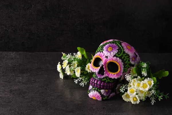 Typische Mexicaanse Schedel Met Bloemen Geschilderd Zwarte Achtergrond Dia Los — Stockfoto