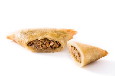 Samsa veya samosas et ve sebze beyaz arka plan üzerinde izole ile. Geleneksel Hint yemekleri. Üstte görüntü