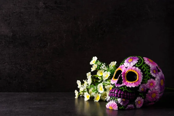 Typische Mexicaanse Schedel Met Bloemen Geschilderd Zwarte Achtergrond Dia Los — Stockfoto