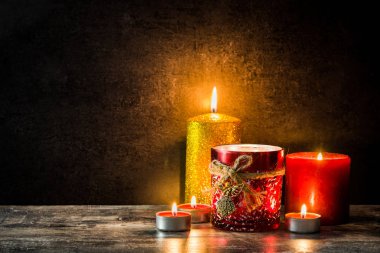 Tahta masada Noel mumları. Loş ışık. Kopyalama alanı