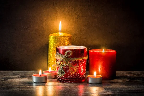 Weihnachtskerzen Auf Dem Holztisch Dämmerlicht — Stockfoto