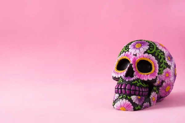 Typische Mexicaanse Schedel Met Bloemen Geschilderd Roze Achtergrond Dia Los — Stockfoto