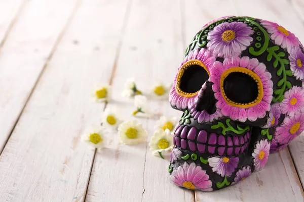 Typická Mexická Lebka Květinami Namalovanými Dřevěném Stole Dia Los Muertos — Stock fotografie