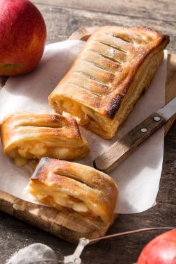 Ahşap masa üzerinde geleneksel ev yapımı elma strudel. 
