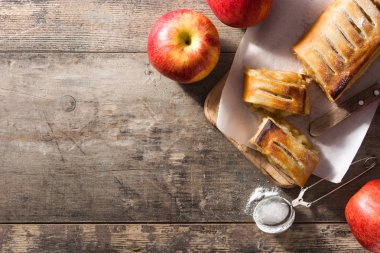 Ahşap masa üzerinde geleneksel ev yapımı elma strudel. Üst te. Kopyalama alanı