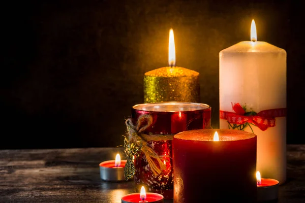 木桌上的圣诞蜡烛和黑色背景 复制空间 — 图库照片