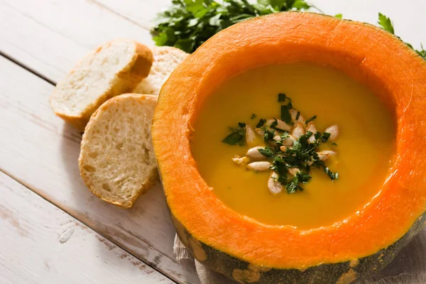 Kürbis Und Möhrensuppe Auf Weißem Holztisch Herbstnahrung — Stockfoto