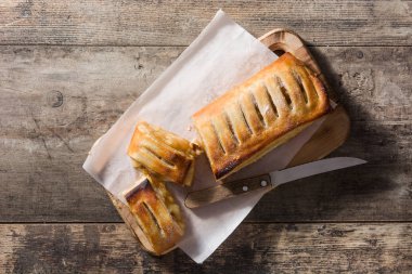 Ahşap masa üzerinde geleneksel ev yapımı elma strudel. Üstte görüntü