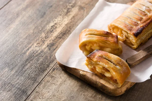 Strudel Mele Tradizionale Fatto Casa Sul Tavolo Legno Copia Spazio — Foto Stock