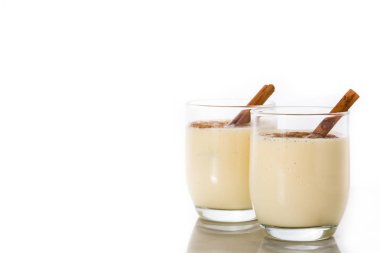 Beyaz arka plan üzerinde izole cam tarçın ile ev yapımı eggnog. Tipik Noel tatlısı. Kopyalama alanı