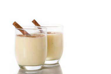 Beyaz arka plan üzerinde izole cam tarçın ile ev yapımı eggnog. Tipik Noel tatlısı. Kopyalama alanı