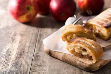 Ahşap masa üzerinde geleneksel ev yapımı elma strudel. Kopyalama alanı