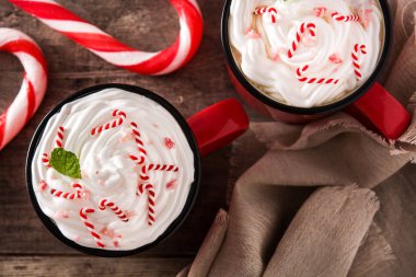 Ahşap masada Noel için naneli kahve mocha. Üstte görüntü