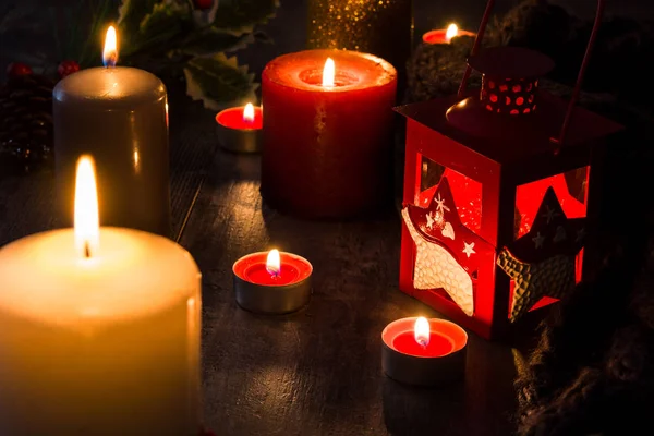 Tahta Masada Noel Mumları Loş Işık Kopyalama Alanı — Stok fotoğraf