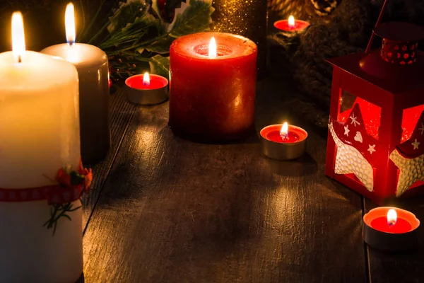 Kerst Kaarsen Houten Tafel Gedimd Licht Ruimte Kopiëren — Stockfoto