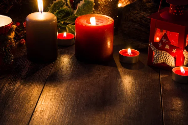 Kerst Kaarsen Houten Tafel Gedimd Licht Ruimte Kopiëren — Stockfoto