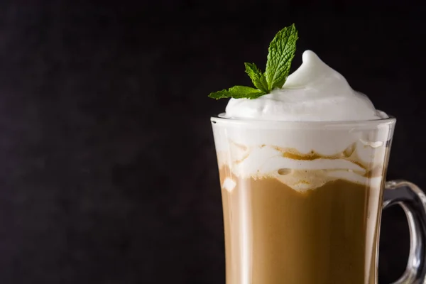 Peppermint Coffee Mocha Untuk Natal Atas Meja Kayu Dan Latar — Stok Foto