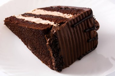 Beyaz arka planda izole edilmiş çikolatalı kek dilimi.