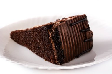 Beyaz arka planda izole edilmiş çikolatalı kek dilimi.