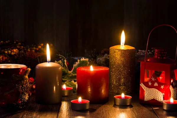 Tahta Masada Noel Mumları Loş Işık — Stok fotoğraf