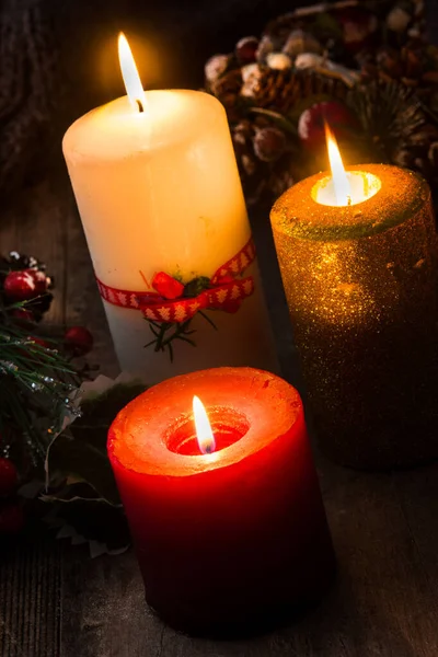 Kerst Kaarsen Houten Tafel Gedimd Licht — Stockfoto