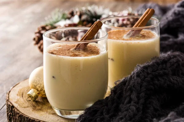 Hausgemachter Eierlikör Mit Zimt Glas Auf Einem Holztisch Typisches Weihnachtsdessert — Stockfoto