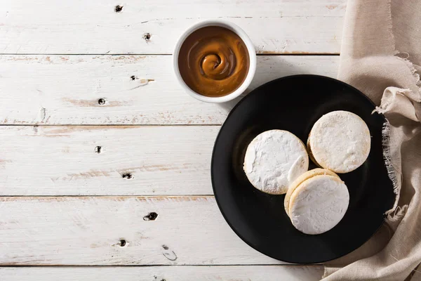 Alfajores Tradicionales Argentinos Con Dulce Leche Azúcar Sobre Mesa Madera —  Fotos de Stock